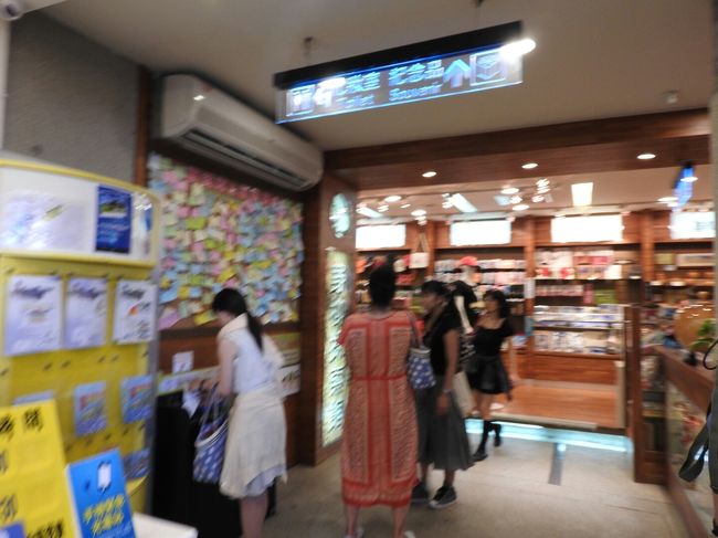 かんたんなお土産やさん。<br />ここで買うより出口付近のお店の方が種類が豊富で価格も安い。