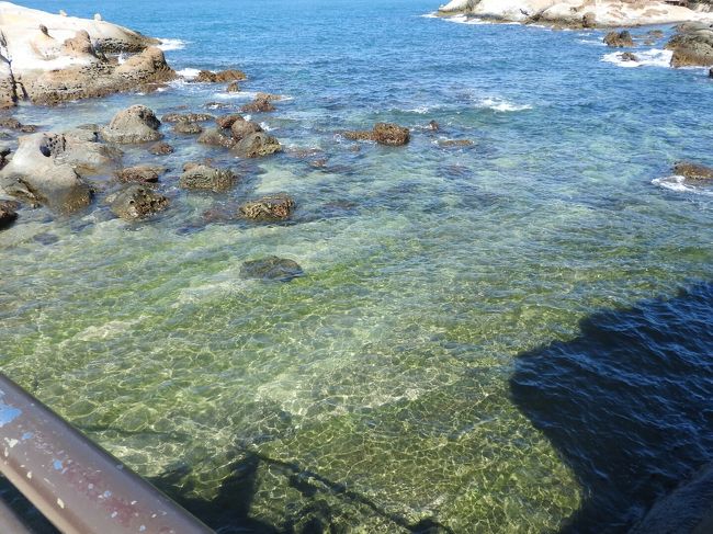 海が出てきました。<br />さぁ、ここから先は、木陰なしです。<br />ベビーカー持参の階段はキツかった！