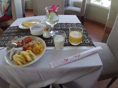 アジアホテルでの朝食！メニューもそこそこあっていいですね〜！

朝食はいつもちょっとだけです。