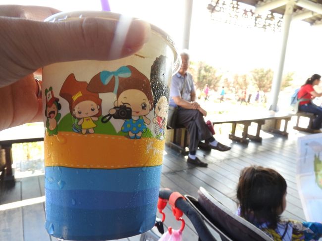 ちょっと休まないと無理!!<br />アイスティを買って小屋で休む。