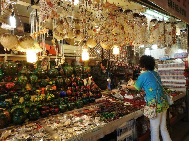 堪能しました！<br />出口をでたら、あら、お土産やさんがある♪<br />しかもアーケード♪