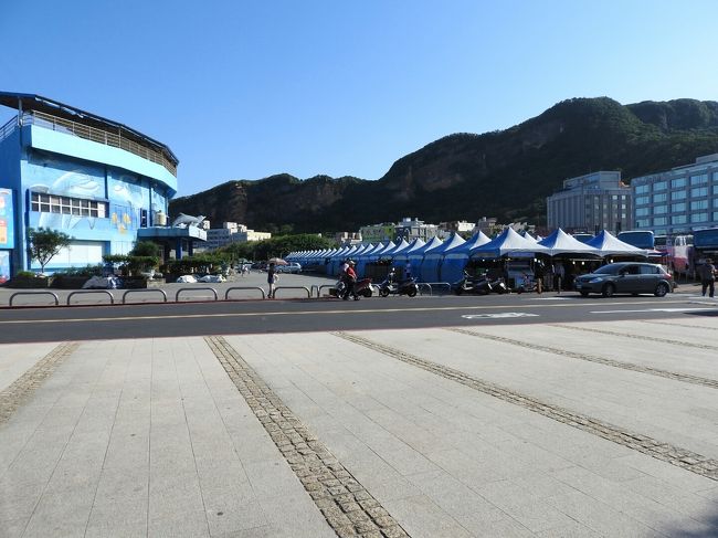 さぁ帰ろう。トイレにいってから。<br />はじめのインフォメーションに来ました。<br /><br />すると陳ちゃんが「あ〜、よかった！遅いから探しにいこうかと思ってました!!」と心配して探してくれていました。<br />「ここに３時間いた人っていないですよ〜」と…。ゴメンナサイ…。<br /><br />車に乗り込むと３分くらい走って、道路脇に停まりました。<br />どうしたのかな？と思ったら「喉乾いたでしょう、はいどうぞ」とマンゴースムージーを買ってくれました。<br />喉乾いてカピカピだったので、もう美味しいのなんのって…。<br /><br />ここですでに15時を過ぎていました。<br />チャーターは８時間。17時20分までの予定。もちろん延長をお願いしました。