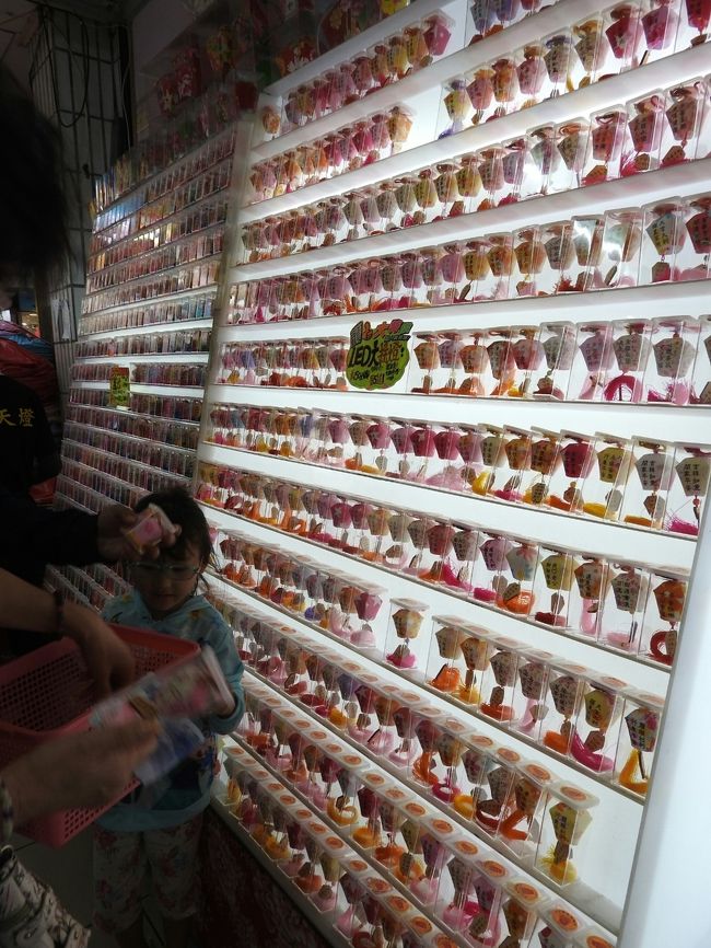 光るランタン、小さなランタン、いっぱい売ってて、それぞれにいろんな願いが書いてある。