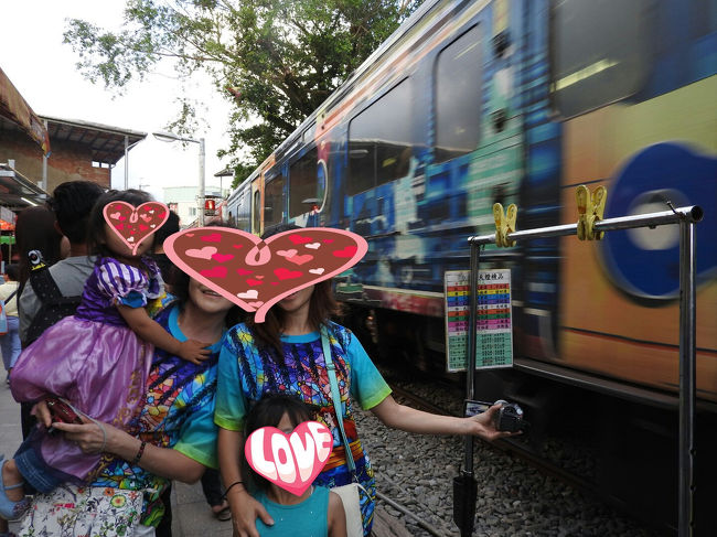 ピーっピーピーっ！<br />外で笛の音が聞こえると、お店からは電車を見る人が、線路からは電車を避ける人が一気に通りに出てきます。<br />１m離れていない場所を電車が通る。