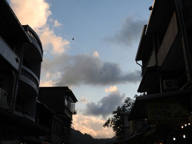 祖父と祖母の戒名と共に「ありがとう」を書いたランタンが空へ昇っていくのをみて、母はここに来てよかった、と言っていました。