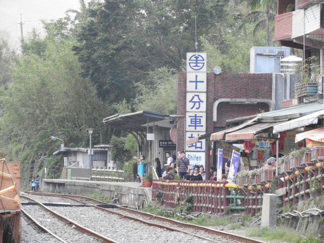 向かい側のホームへは線路を歩いて渡ります。<br />のわりに、「線路内に入ったら罰金！」と書いてある看板も…