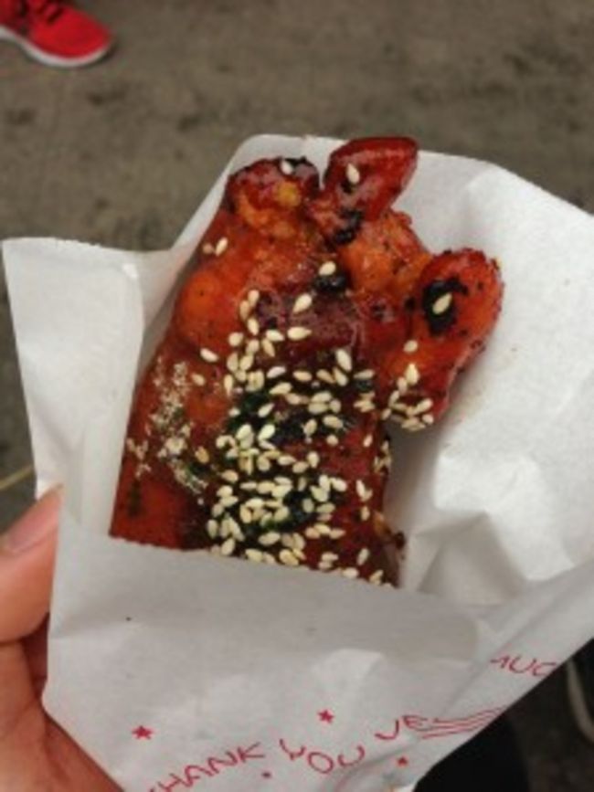 お土産やさんにいると、陳ちゃんがこれを買ってきてくれました。<br />中にはちょっとスパイシーな炒飯が！<br />骨がなくて食べやすい〜♪おいしっ！美味しくて子供に取られてしまった…。