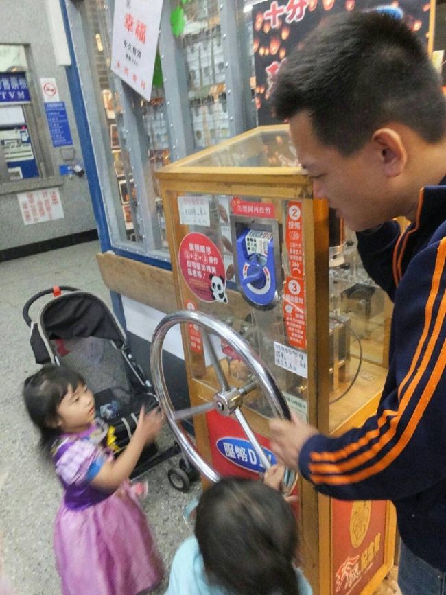 お土産やさんは券売機の向かい側にあり、入口には記念のメダルを作るこの機械があります。