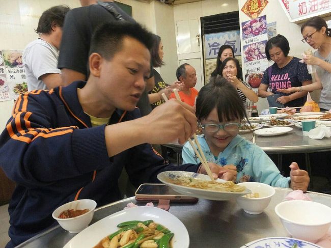 十分を出たあとは最後の目的地、基隆夜市へ。<br />ここの夜市、断然美味しかった!!<br />前回と同じ「活海鮮松山」