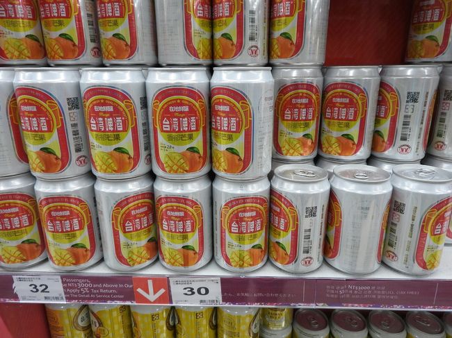 あった！あった！マンゴービール！<br />お酒は入国するときにお金を払わないといけないのですが、免税範囲は、瓶ビール(760ml計算)なら３本、つまり2280mlまでは免税です。<br />缶だと６本までなら税金はかからない計算。<br />うちは大人が２人なので、１２本まら大丈夫。<br />なのに、１４本買ってしまった私。<br />ちゃんと申告しましたが、320mlということでセーフでした。