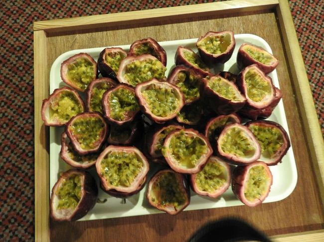 パッションフルーツを食べながら、荷造り。