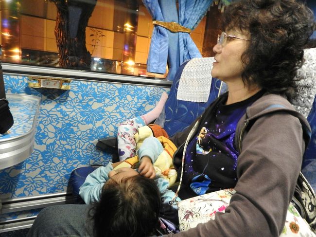 空港着いたら、スーツケースと寝ている子供とお土産バッグをどう持てばいいんだろう？？