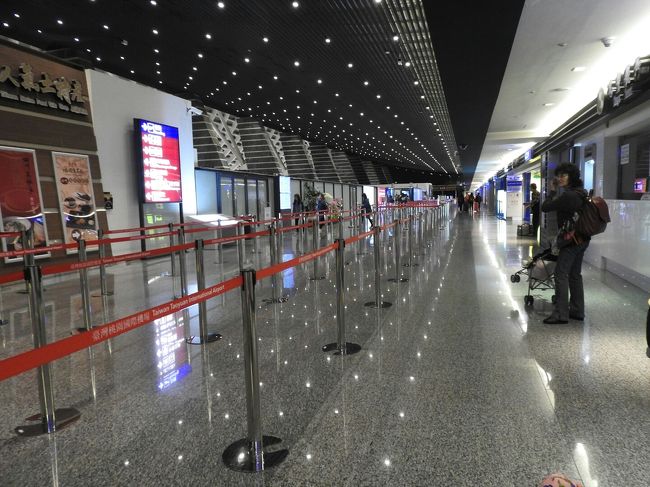 着いたよ〜<br /><br />チェックインはエバー航空のカウンターで。<br />今回は真ん中の列、前後で２ー２だった。<br />どうやら私と子供２人のならび席と、母は一人席で離れていたようで、寝ている子供を私一人でみるのは無理と察してくれたようで、色々画面を操作してくれていた。<br />