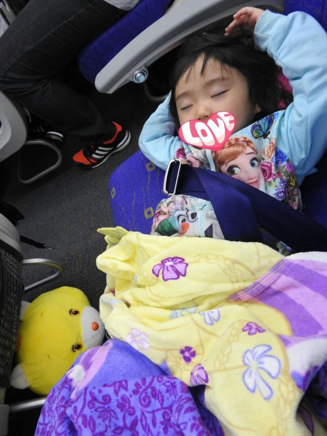 乗る前は起きてたけど、すぐに寝た。<br />深夜便は大人は大変だけど、子供はよく寝るので、よかったです。