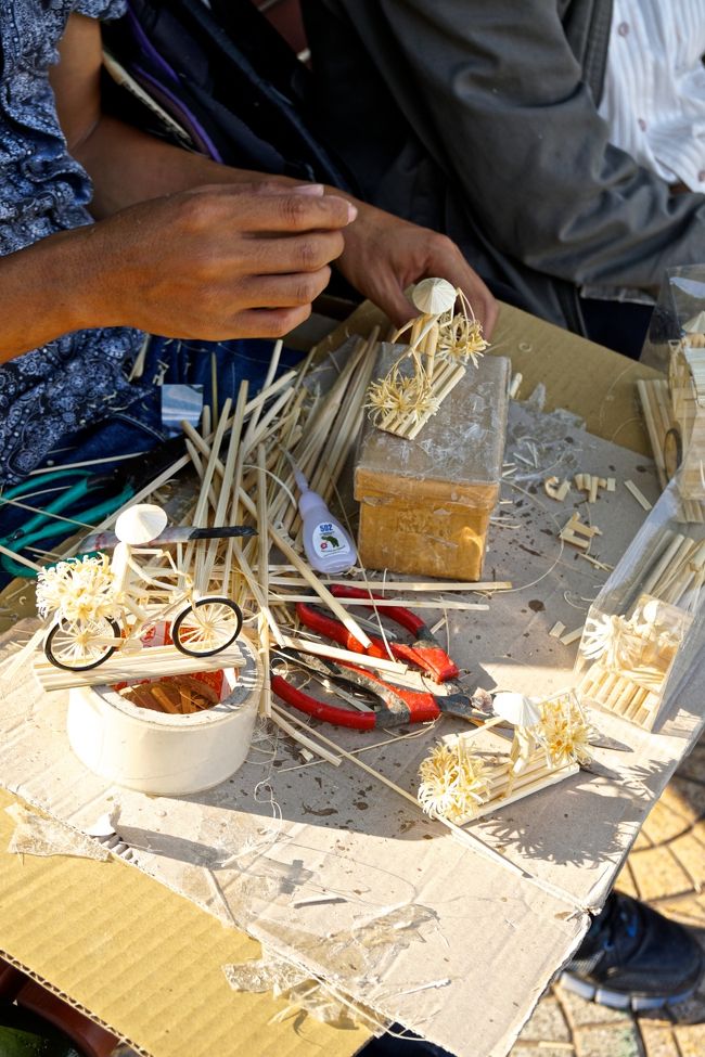 割り箸で作ってた<br />器用な人です<br /><br />その後ホテルに帰って昼寝