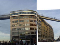 この建物の裏側からもまだ伸びていました。この写真右部分に上に上がれそうな階段があったので