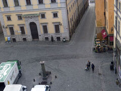 立地が良かったり綺麗だったり広かったりするとair bnbでもそれなりにします。
ブラジルワールドカップの際に某サッカー選手のプール付き邸宅が1泊160万で貸し出したことも有名ですね。ここはさすがに160万はしませんが、1泊で\17,673でした。

話は変わりますが広場にあった銅像。昨晩暗い時に見た時に
本当に人が立っているのか大道芸人か銅像かわからなかったけど
夜が明けても同じ所にいたので銅像だとわかりました。