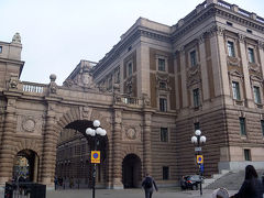 この日も国会議事堂を抜けて行きました。この門の向こうには