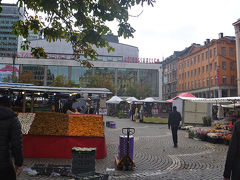 お店が開くまでこの辺でこの時間に見ても楽しいところ･･･と考えて思いついたのは
ヒョートリエット。朝市ならこの時間でもやっているはずです。

でも思ったほど店の数が多くありませんでした。