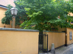 昨晩行きそびれたところはないかガイドブックを見ていたらフィンランド教会の「アイアン・ボーイ」の記載に気付いたのでそれを見にいってみました。
フィンランド教会は教会と言っても高い塔があるわけでないので、こんなに細い路地に本当に教会があるのかなという雰囲気でした。
これかな？