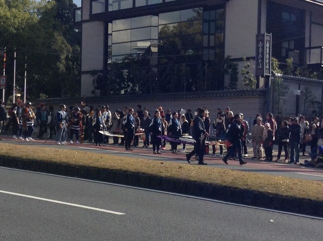 道ろの向かい側からなので少しわかりにくいですね。さしもの？を振り上げたり掛け声が聞こえカッコよかったです。