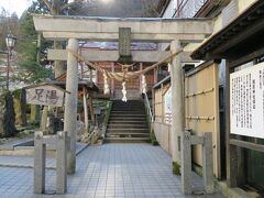温泉街の中心には湯前神社があります。鳥居の崎には足湯と産湯があります。