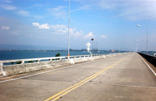 　イミグレからココンの町までは、想像していたより遠かった。<br />　丘を下り、その先の海に架かる長い長い橋を渡って行く。<br />　バイクはあい変わらずノコノコと走り、安心してカメラのシャッターを押せる。<br />　このバイクのおじさん、いい人なのかも知れないと思いはじめる。