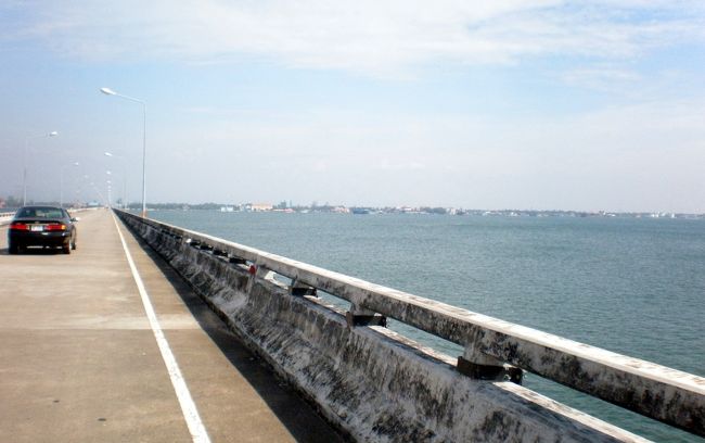 　あれがココンの町らしい。<br />　ここからだと、海の上に浮いているように見える。