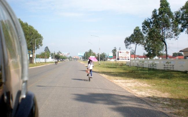 　橋を渡りきると、バイクのおじさんがしきりに話しかけてくる。<br />　「ホテルに着いたら、その後はとこに行くんだ・・・？<br />　いい所知ってるから、案内してやるよ・・・」<br />　聞き取りにくい英語ではあるが、片言英語なので私には理解しやすい。