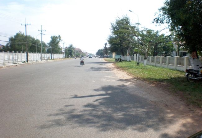 　通行量が少ないがらんとした道路が続く。<br />　太陽の光だけがじりじりと照りつける。<br />　バイクおじさんの声が、何度も何度も繰り返される。<br />　「ホテルについたら、いいとこ連れってやる・・・」<br />　こいつ、お人よしの観光客だと思って、観光案内してぼる気だな。<br />　いい人から危険人物に変わった。