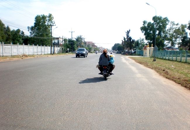 　賑やかな場所に近づいている。<br />　すると、途中勝手に両替所に立ち寄って<br />　「ここで両替しろ。」<br />　旅行代理店の看板の前に止まって<br />　「バスのチケットはここで買え。」<br />　などと、そこに入って行きそうになるが、バイタクに連れて行かれるとその先々でぼられるに決まっている。<br />　「あなたの英語、よく分からない・・」<br />　分からないふりを続けのがベターだ。<br />　もっとも運転手の話す英語は、本当に理解しにくい。
