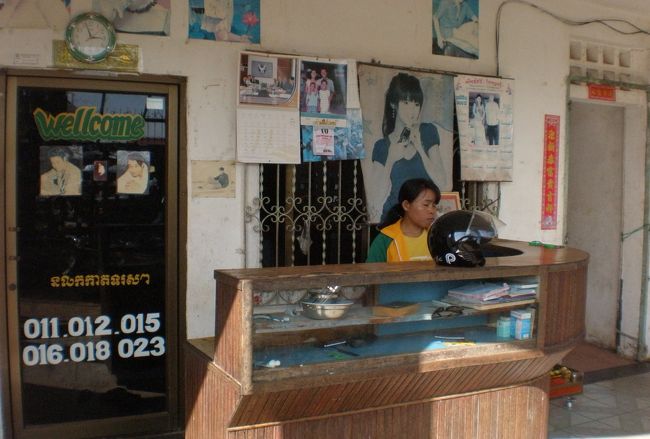 　入り口にいた娘は、ろくに部屋を示すこともできず、ただ微笑んでいるだけだった。<br />　バイクおじさんが勝手に部屋のキーを手に持つと、私を部屋に案内し、どうのこうのと説明する。<br />　入り口にいた娘はうろうろするだけで、部屋の前で立ちつくしている。<br />　「あんた、このホテルの人なの？」<br />　私は怒りに満ちた口調でバイクおじさんにまくしたてた。<br />　なんなんだ、カンボジアというのは。