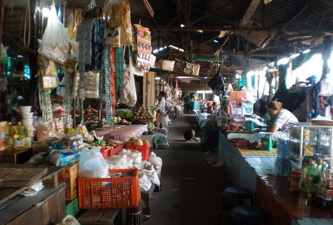 　手に入ったものを無造作に並べたようなみすぼらしい市場。<br />　商品も少ない。<br />　食べもの屋台はありません。<br />　さらっと見ただけで、退散。<br />　ボーダーとバイクおじさんとのせめぎあいで、もう気力が枯れています。