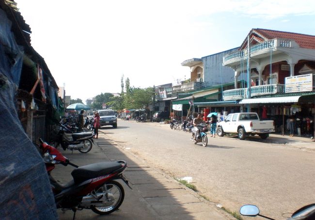 　運転手に『リーチ・ココン・ホテル』と言ってはあるが、この運転手はどうも違うホテルに連れて行きたがっているようだ。<br />　「リーチ・ココン・ホテル!! リーチ・ココン・ホテル!!」<br />　バイクおじさんの耳もとで何度も叫び続ける。<br />　ここで負けるわけにはいかない。