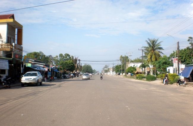 　町の中心道路はしっかり舗装もされていて、すごく広い。<br />　その広々している道路を走っているのはバイクと自転車で、ときたま車が通るだけだ。<br />　道路を横切るにもなんの苦労もない。<br />　ゲストハウスの周囲をぐるっと一回りし、飲み水や食料を探したが、それはらいったいど<br />こで売っているのだろうか。<br />　雑貨屋が見つからない、コンビニが見つからない。<br />　小ぎれいなブティックやレストランなどあろうはずがなく、ショッピングセンターなど夢物語。<br />　路上にあるはずの屋台さえ見つからない。<br />　今夜はどこで食べようか。<br />