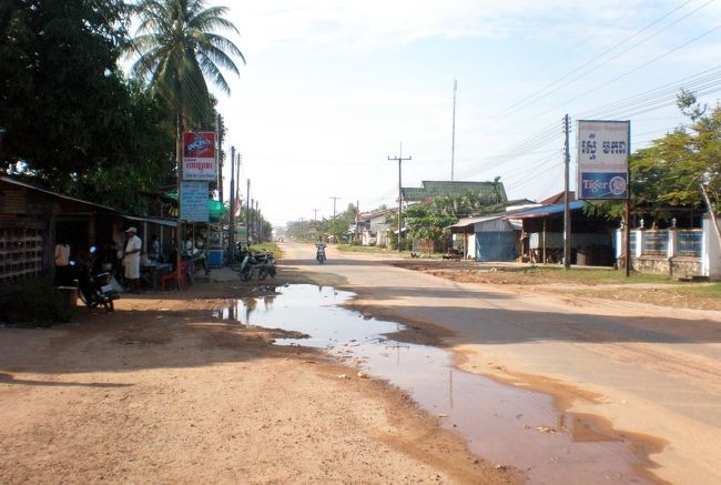 　そのまま自転車にまたがり、郊外に向かって出発する。<br />　ロータリーから東に伸びる道を進んでいく。<br />　舗装は道路の中央だけ。<br />　端っこには水溜りがあった。<br />　道の両側には小汚い商店や民家が並んでいた。<br />　店先のおばさんや子供たちが、通りすぎる私に好奇の眼差しを投げてくる。<br />　水を買った。<br />　１ドル札を出すと、お釣りはリエルでかえってきた。<br /><br />　頼りになるのはネットから取り出した地図と噂話。<br />　私の頭のすみには『ブラックアジア』の世界がちらついている。<br />　『ブラックアジア』はアジアの貧困世界をえがいたサイトだ。<br />　芳醇な赤い大地、ほこりっぽい土の匂い、走り回る子供、香辛料の香りを放つ女性・・・<br />　やくざまがいの警察官、社会から隠された差別村、人身売買、暴力、人々の笑顔・・・<br />　危険を承知であてもなくアジアを彷徨っていたパックパッカーの記録だ。<br />　アジアに魅了され、日本社会から脱落してしまった旅行記が、私の心に火をつける。<br />　とても真似はできないが、その一端でも味わってみたい。<br />　私は途方もない夢をみる。<br /><br />　表面的には穏やかで、波風たたない日本の生活に埋没していると、そんな気持ちが湧き上がってくるのです。