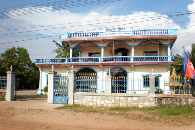 　町から離れると立派な家がポツリポツリと建っていた。<br />　こぎれいなホテルもある。<br />　ナイトクラブらしき看板もあった。<br />　こんな辺鄙な郊外に、ココンのお金持ちは住んでいるらしい。<br />　遊びに来る人もいるらしい。<br />　いったい誰が？