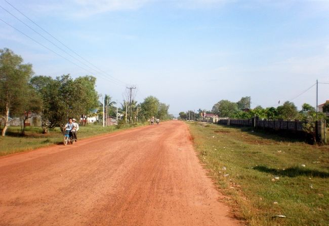 　道は途中から舗装が切れて、でこぼこの赤土の道に変わってしまった。<br />　民家もなくなり、この先にはジャングルが続いている。<br />　これがあこがれのカンボジアだと、勝手な判断で喜びながら、汗をしたたせながらペダルを漕いだ。