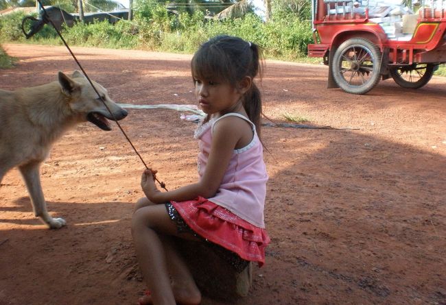 　暑い。<br />　こっちでは女の子が犬と遊んでいた。<br />　「ハロー」<br />　女の子は黙ったまま、じっとしている。<br />　<br />　ここは『隠れ村』なのだろうか。<br />　全く分からなかった。<br />　分からないまま、帰ることにした。