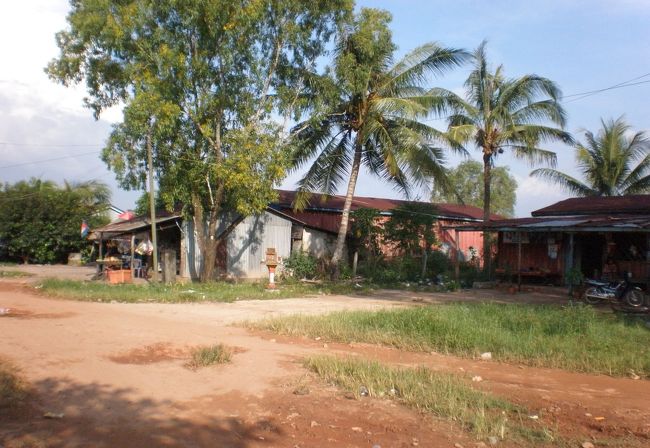 　立ち止まって注意深く様子を探る。<br />　１０軒ほどの小屋が散らばっている。<br />　カンボジアの国旗がひらめいている小屋もある。<br />　ここから奥には道はないらしい。