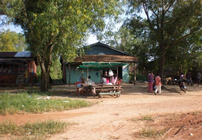 　ある家の前に数人の住民がいた。<br />　家族で食事の支度でもしているのか、私には目もくれない。<br />　いや食事のしたくではなさそうだ。<br />　祝い事の準備をしているようだ。<br />　話しかけてみようとも思ったが、その勇気がなく、遠くから見ていた。