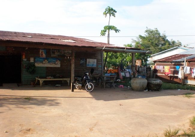 　朽ちた柱、さびついたトタン屋根。<br />　こちらの家は誰もいないようだ。<br />　洗濯物が干してあり、ドアは開いている。<br />　シーンとしている。