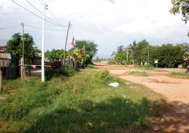 　水溜り、でこぼこ穴を避けながらくねくねと進入していくと、荒れ果てた広場に散らばる数軒の小屋が目に入ってきた。<br />　ここなんだろうか？<br />　頼りない情報をもとにこんな所までやって来て、探しているのは『隠れ村』だ。<br />　<br />　『ブラックアジア』の中に出てくる隠れ村。<br />　カンボジアにも身分差別の賎民が作られていて、その人たちは迫害を受け、人里離れた山の中にひっそりと暮らしているという。<br />　ブラックアジアの作者が愛しみ続けた村だ。<br />　興味本位に近づくべきではないが、そっと覗いてみたいという気持ちに負けて、来てしまった。<br />　こんな町に近い所にあるはずはないが、もしかしたらここもその隠れ村ではないのか。