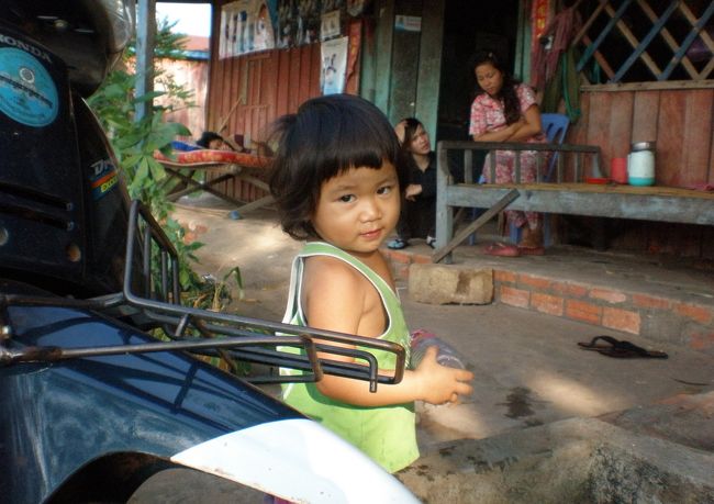 　別の家の前には幼児が遊んでいた。<br />　入り口には２人の女性がこっちを見ている。<br />　「ハロー・・」<br />　勇気をふりしぼって声をかけてみる。<br />　女性はパジャマ姿だった。<br />　町でもそうだったが、女性や子どもは昼間でもパジャマを着ている。<br />　これがこちらの普段着のようだ。<br />　「ハロー」と声が返ってきた。　<br />　間近で見ると女性の鼻筋とおでこには白い粉が塗ってあり、歳のころは２０代後半に見える。<br />　白い粉は木から作られた粉末で、日焼け防止に塗るのだそうだ。<br />　<br />　家にはドアがないも同然で、中が丸見えだった。<br />　しかし暗くて目が慣れないとはっきりしない。<br />　分かったことは全てが土間だということ。<br />　そこに木製の台があって、その上に汚いマットレス。<br />　ハンモックも架かっている。<br />　板張りの壁には吊るされた衣類やタオル。<br />　ここに何人もの家族が住んでいるんだろう。<br /><br />　言葉も通じず、気まずさだけが大きくなって、おずおずと後退してしまった。<br />　何を怖がっているんだ。