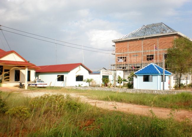 　民家などないと思っていたのに、建設現場が現れた。<br />　巨大な建物を作っていた。<br />　小さな家屋もある。<br />　でも人の姿は見えなかった。<br />　空き家のようだ。<br />　人だけ消えてしまったのか？