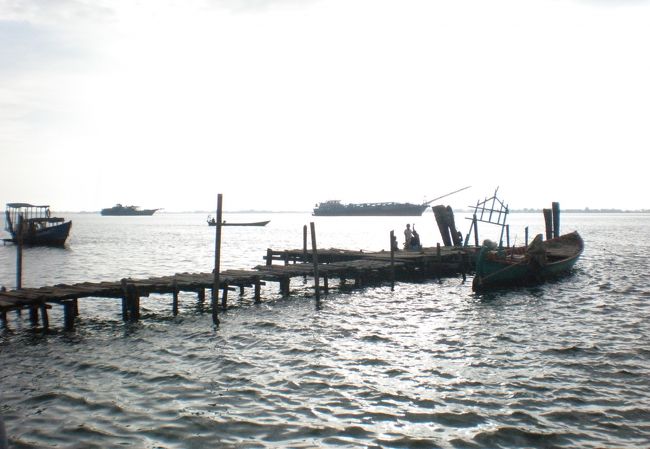 　桟橋の先っぽにいるのは魚釣りの家族なのか？