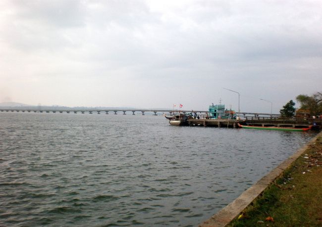 　ココン橋の見える場所まで走ってきた。<br />　この橋ができる前は渡し舟の時代だったはず。<br />　人の乗る小舟や、荷物を運搬する大型船が、両岸を行き交いしていたんだろうか。