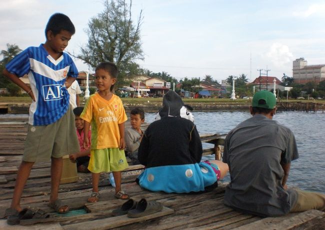 　兄弟なのか、近所の子どもも混ざっているのか。<br />　子どもはじっとしていられない。<br />　立ったり座ったり、あっちこっちへふらふら歩いたり。<br />　どたばた音をたてたりしたら魚が逃げてしまいますよ。