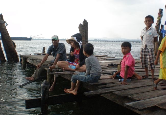 　やはりそうだった。<br />　お父さんと若くてきれいなお母さんが釣り糸をたれていた。<br />　子どもが５人。<br />　子どもはみんな男の子で、見るからにいたずらそうだ。