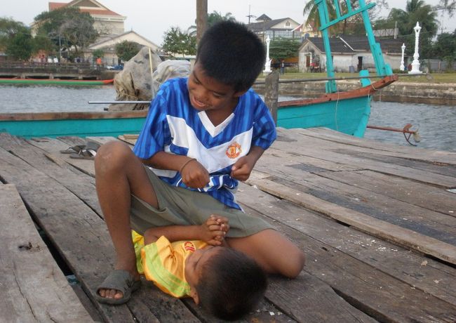 　小さな子供は負けてばかりいるが、それでも泣きもせずに、大きな子にぶつかっていく。<br />　小さいくせに根性あるなあ。<br />　大きな子も手加減しない。<br />　おいっ、怪我するぞ。<br />　親は止めもしない。